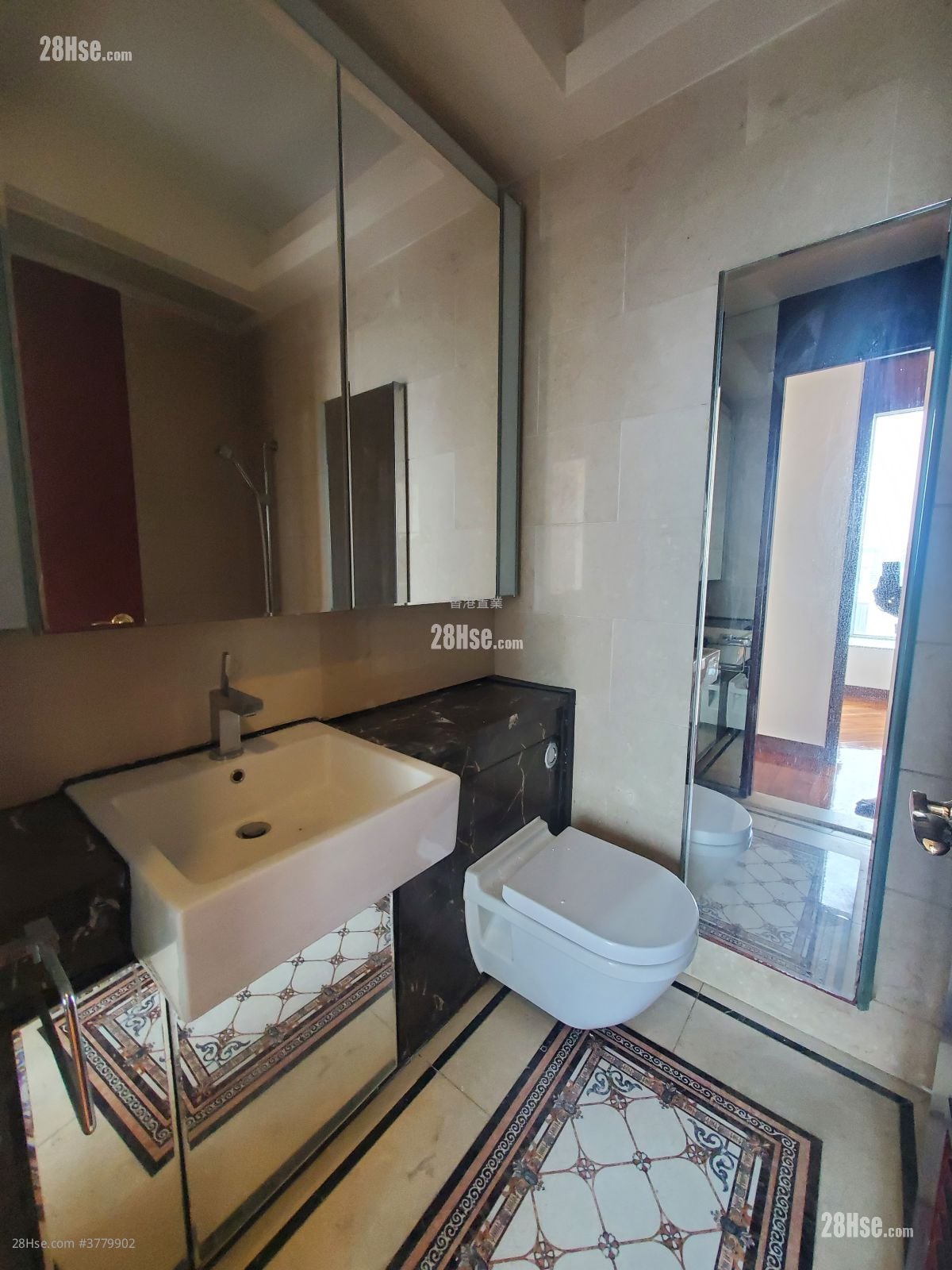 One Silversea Sell 3 Bedrooms , 2 Bathrooms 665 ft²