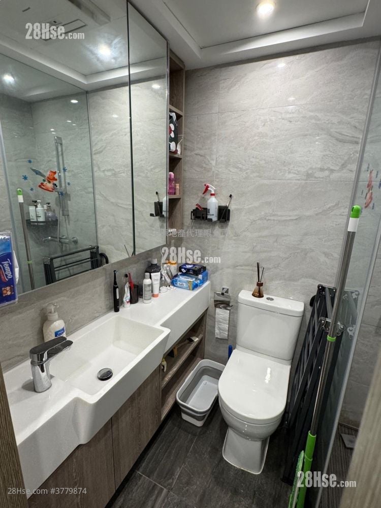 Aurora Sell 218 ft²