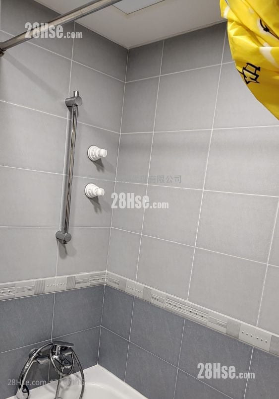 Nan Fung Plaza Sell 2 Bedrooms 447 ft²