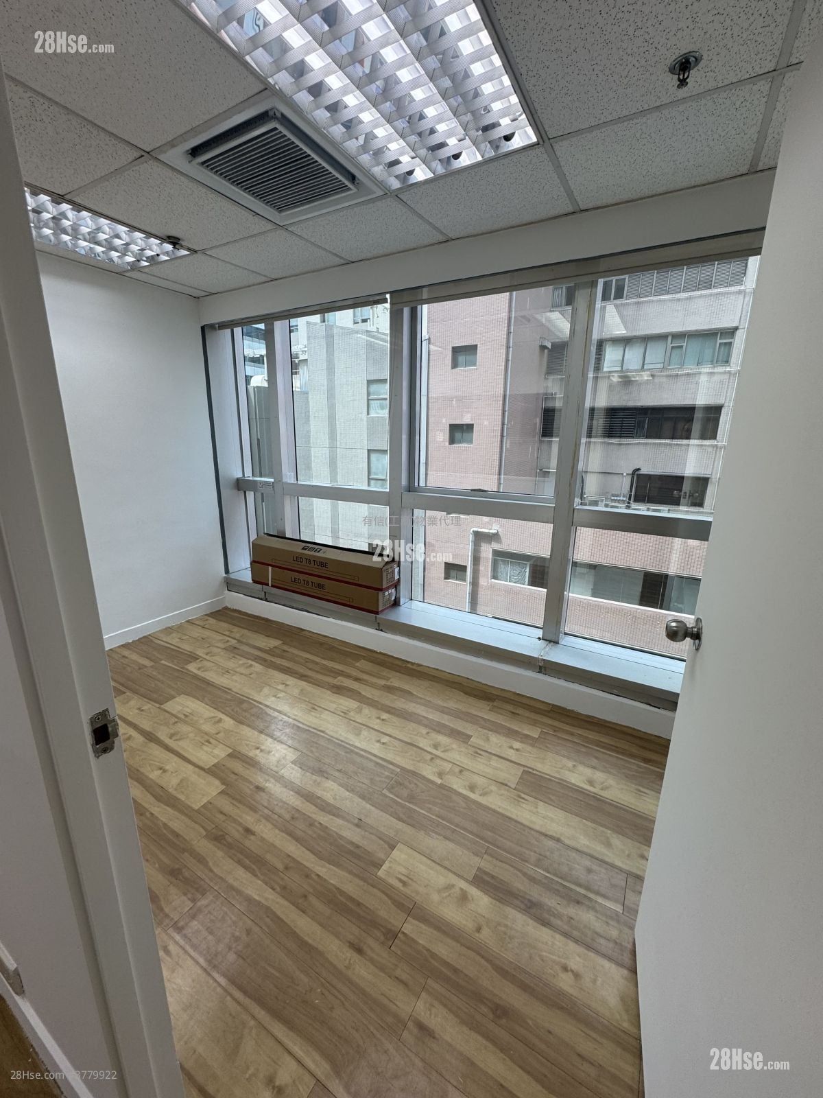 定丰中心 租盘 305 平方尺