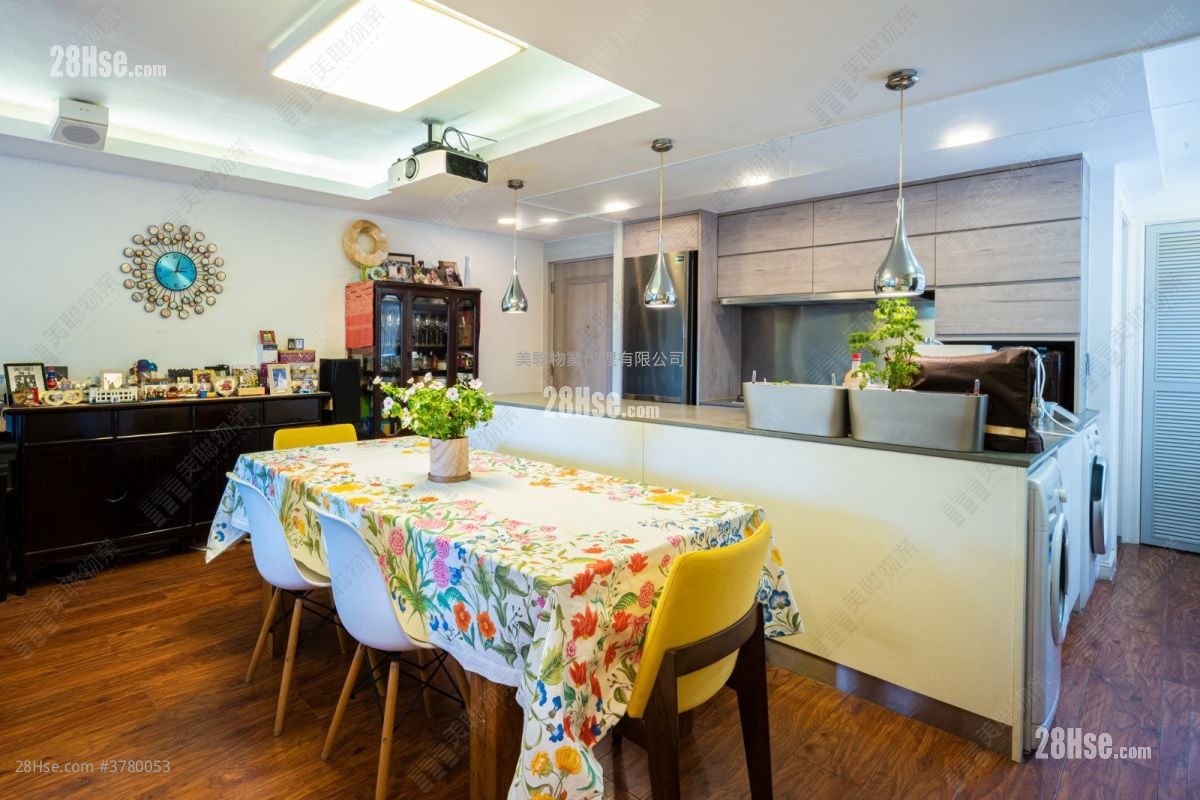 Avon Court Sell 3 Bedrooms 926 ft²