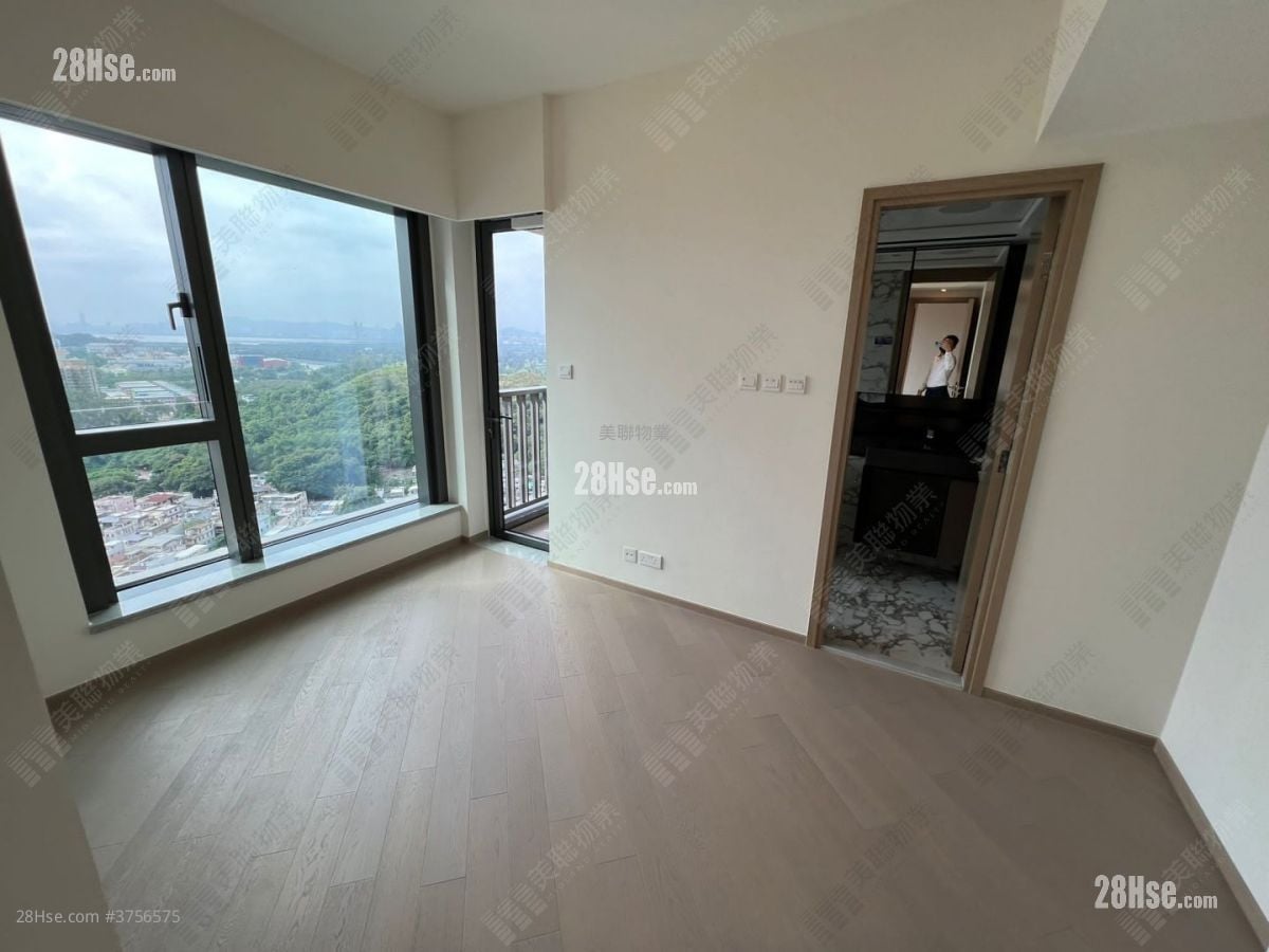 The Yoho Hub Sell 4 Bedrooms , 1 Bathroom 935 ft²