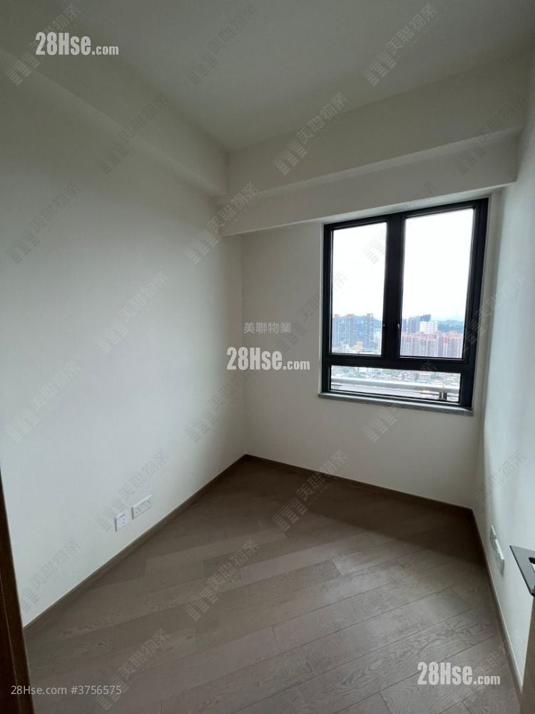 The Yoho Hub Sell 4 Bedrooms , 1 Bathroom 935 ft²