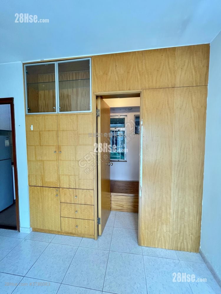 Flora Plaza Rental 2 Bedrooms , 1 Bathroom 526 ft²