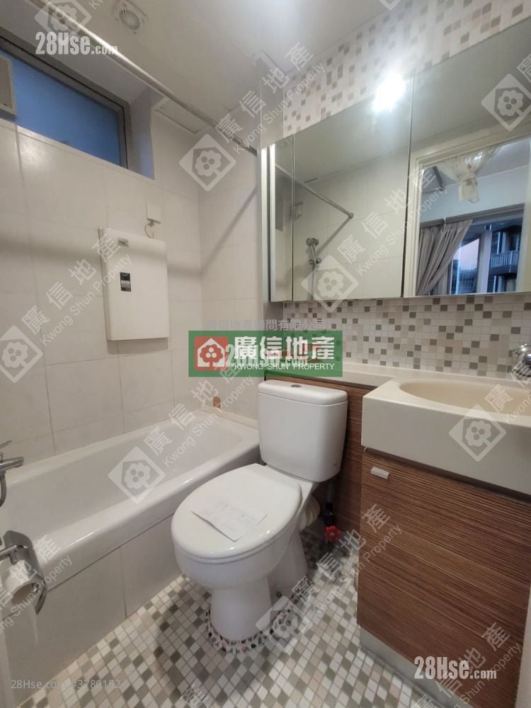 The Platinum Sell 2 Bedrooms , 1 Bathroom 279 ft²