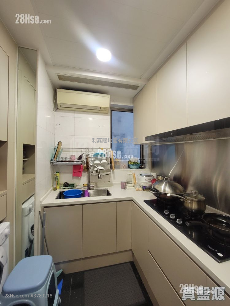 One Silversea Sell 3 Bedrooms , 2 Bathrooms 968 ft²