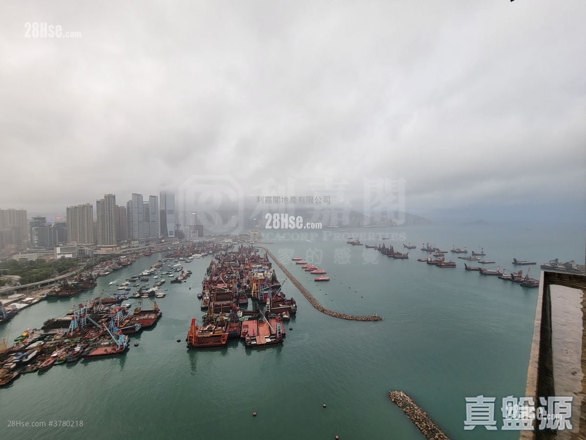 One Silversea Sell 3 Bedrooms , 2 Bathrooms 968 ft²