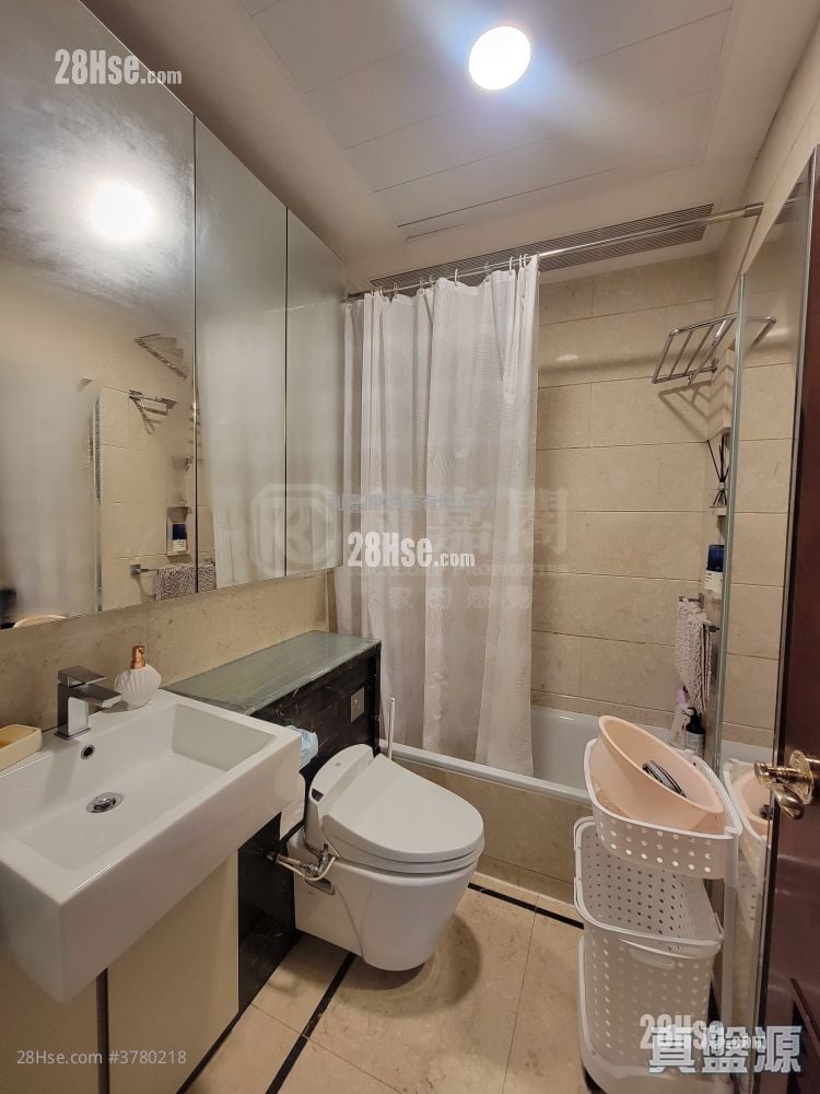 One Silversea Sell 3 Bedrooms , 2 Bathrooms 968 ft²