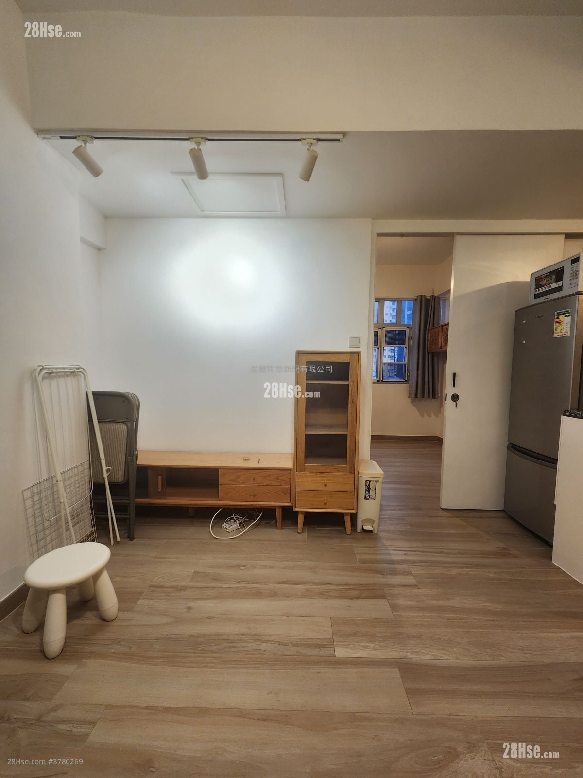 Wah To Building Rental 1 Bedroom 302 ft²