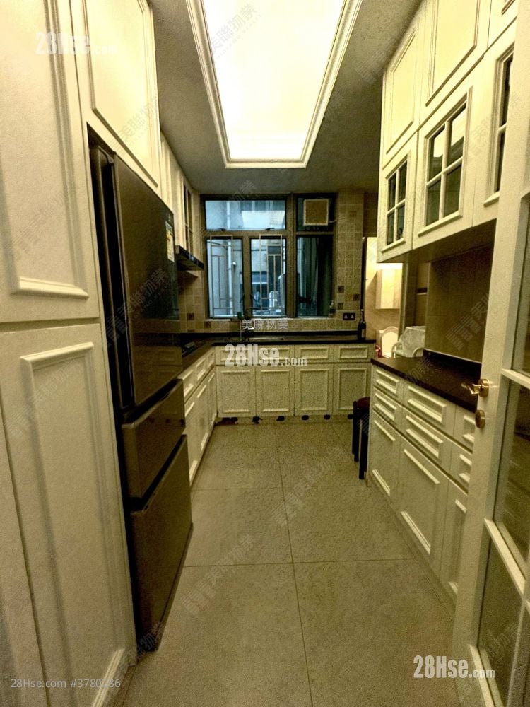 The Cairnhill Sell 2,077 ft²