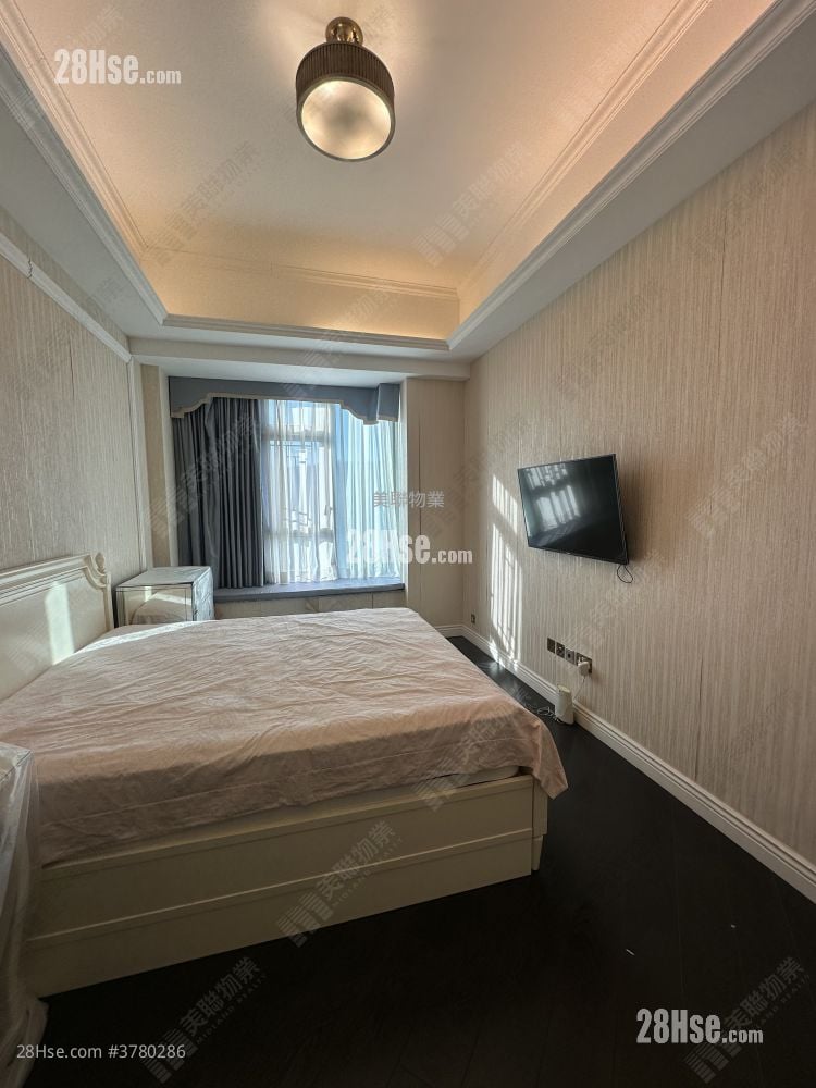 The Cairnhill Sell 2,077 ft²