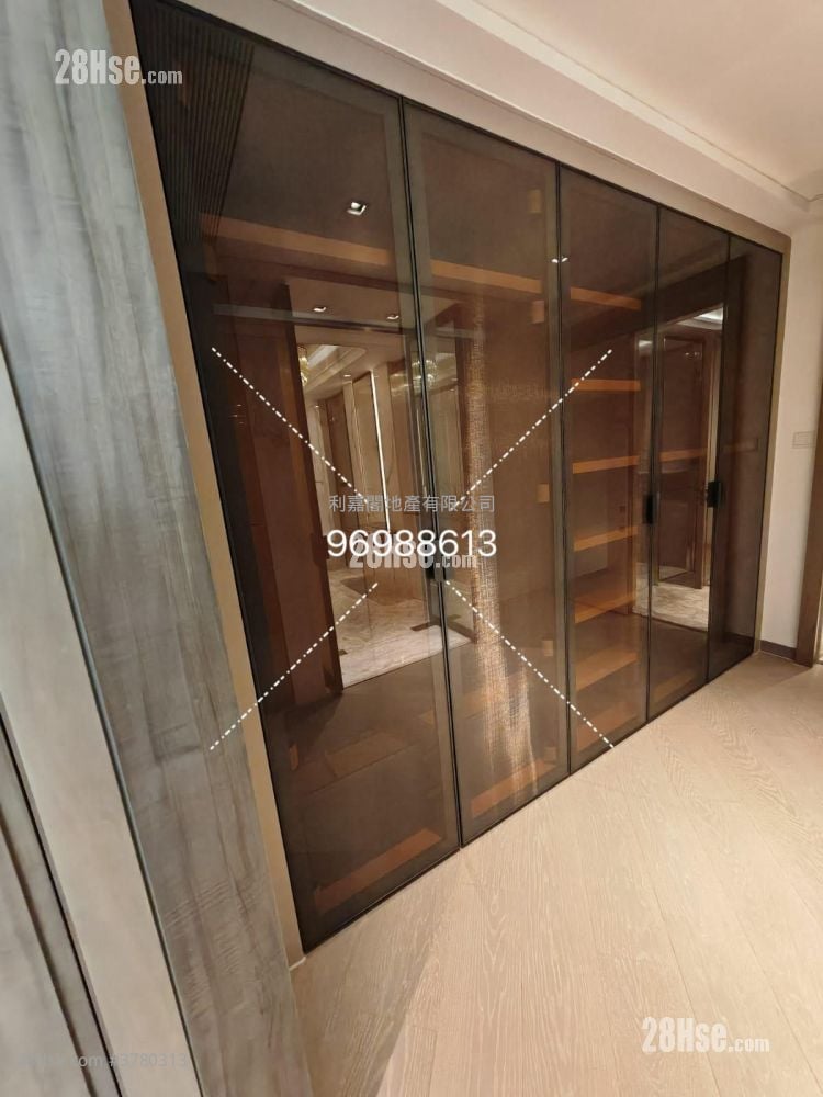 Central Peak Rental 4 Bedrooms , 3 Bathrooms 2,104 ft²