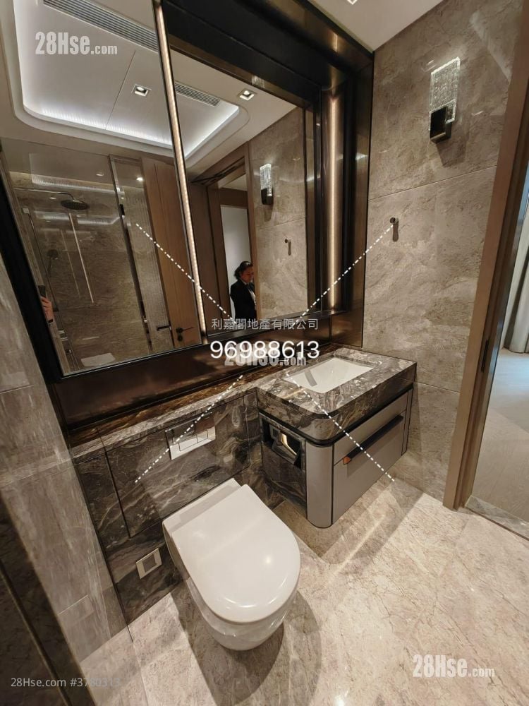 Central Peak Rental 4 Bedrooms , 3 Bathrooms 2,104 ft²