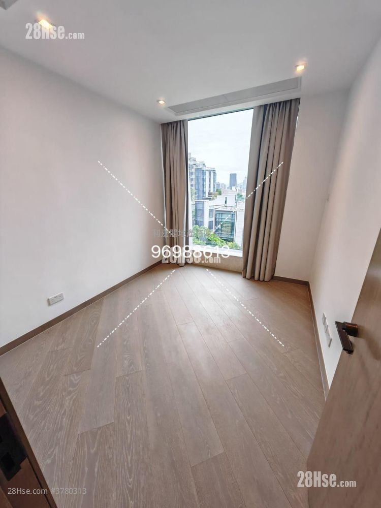 Central Peak Rental 4 Bedrooms , 3 Bathrooms 2,104 ft²