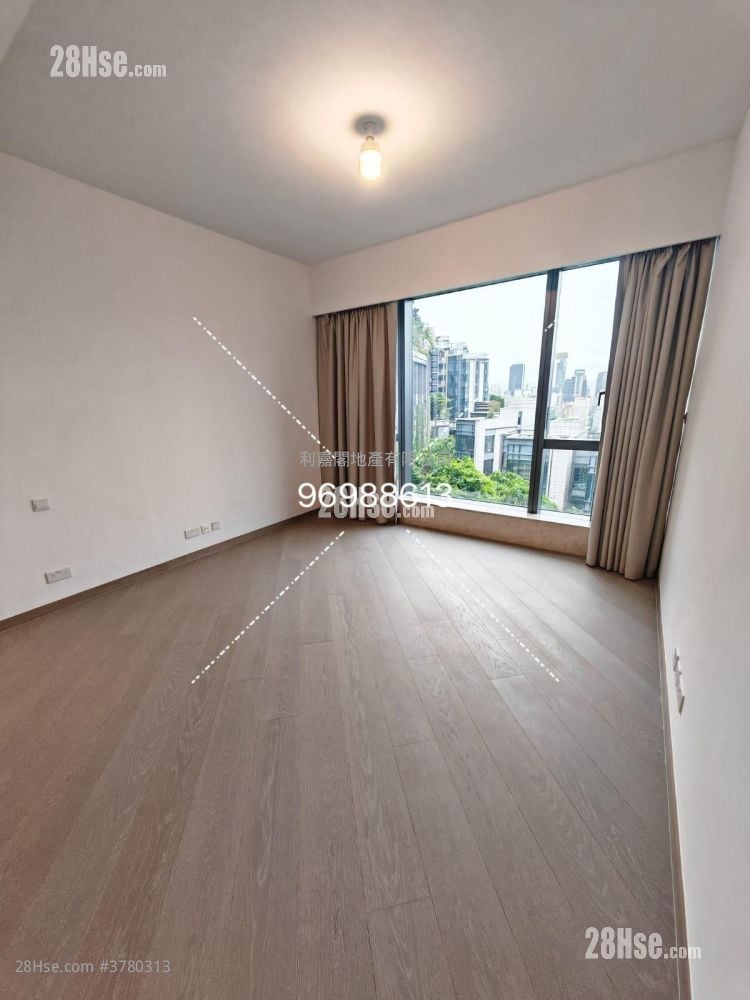 Central Peak Rental 4 Bedrooms , 3 Bathrooms 2,104 ft²