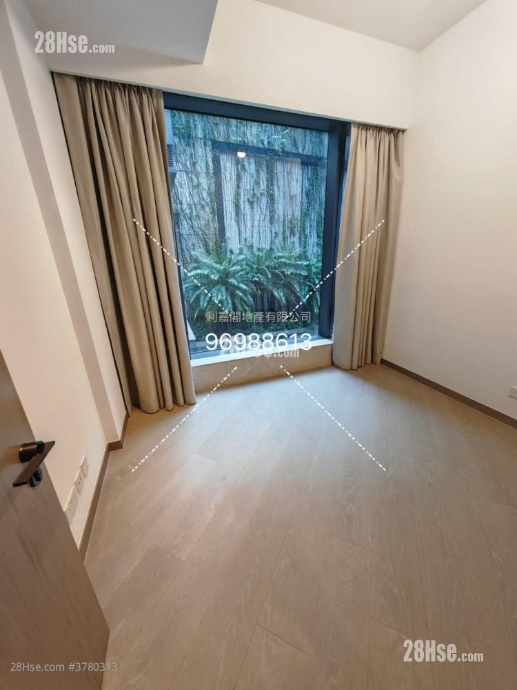 Central Peak Rental 4 Bedrooms , 3 Bathrooms 2,104 ft²