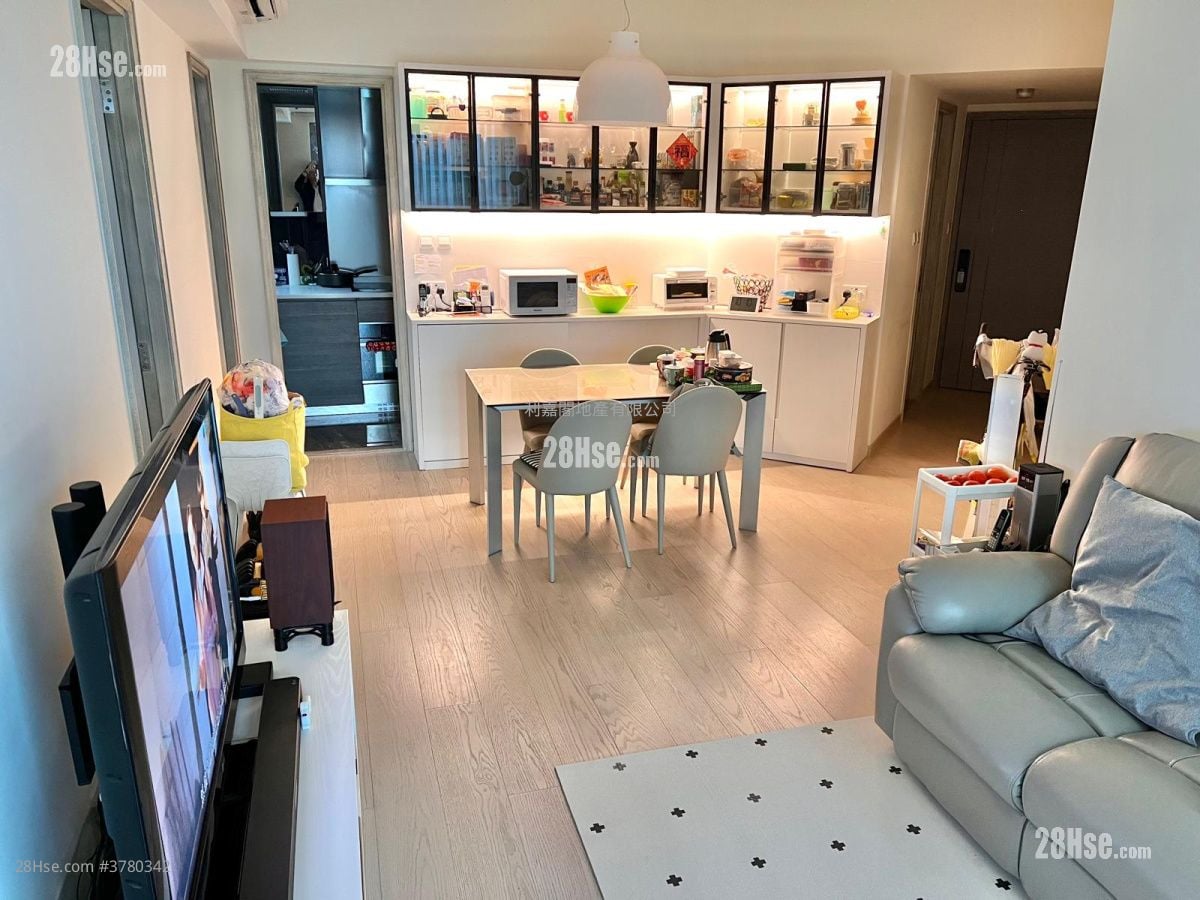 Sea To Sky Sell 786 ft²