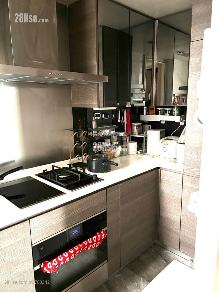 Sea To Sky Sell 786 ft²