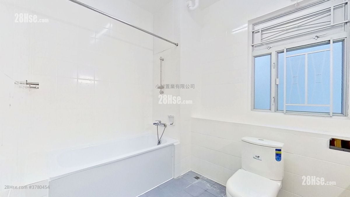bathroom: 89-91 Broadcast Drive Rental 3 Bedrooms , 2 Bathrooms 2,312 ft²