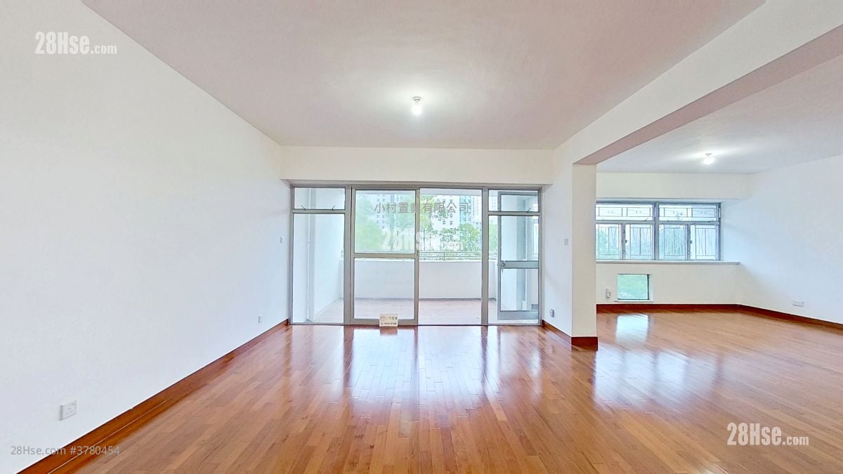 living room: 89-91 Broadcast Drive Rental 3 Bedrooms , 2 Bathrooms 2,312 ft²