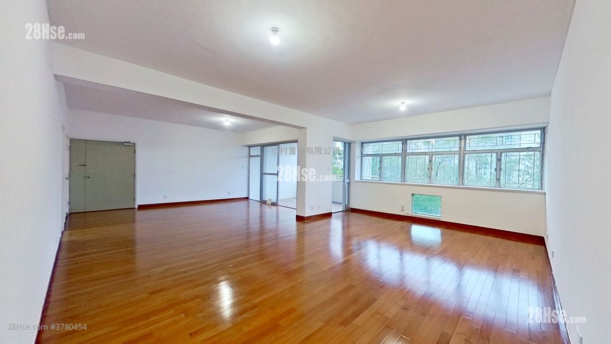 living room: 89-91 Broadcast Drive Rental 3 Bedrooms , 2 Bathrooms 2,312 ft²
