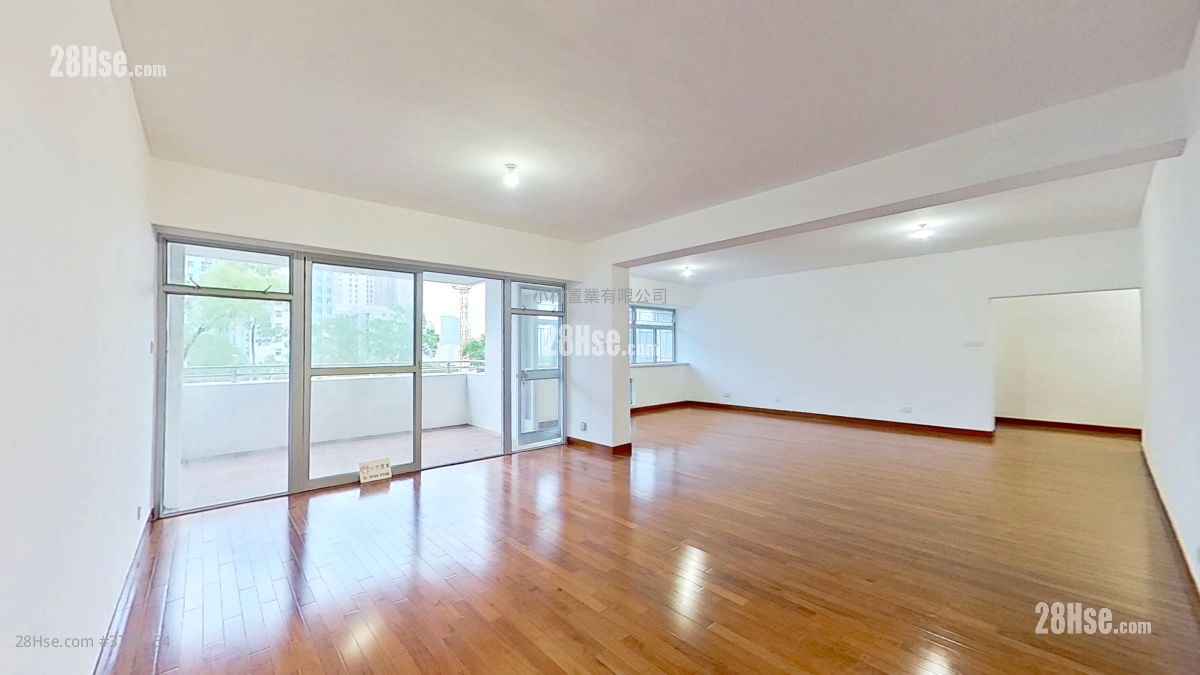 living room: 89-91 Broadcast Drive Rental 3 Bedrooms , 2 Bathrooms 2,312 ft²