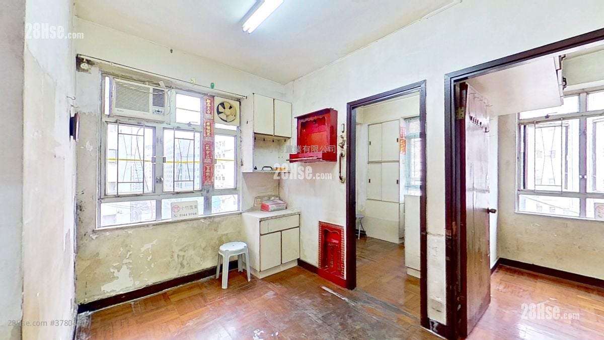 living room: Mansun House Sell 2 Bedrooms , 1 Bathroom 294 ft²