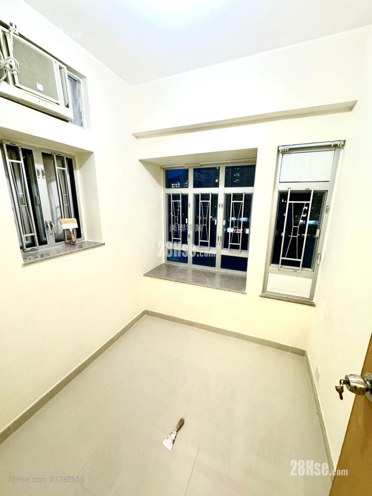 Mayfair Gardens Rental 2 Bedrooms , 1 Bathroom 329 ft²