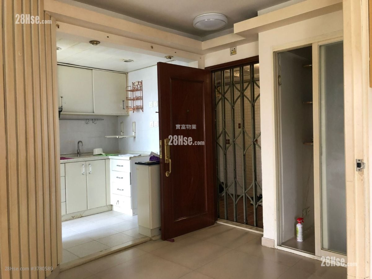 Tak Nga Court Sell 3 Bedrooms , 1 Bathroom 489 ft²