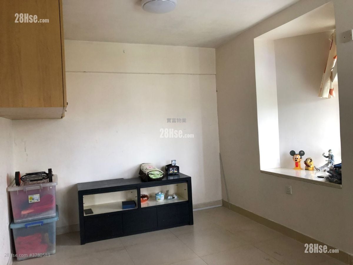 Tak Nga Court Sell 3 Bedrooms , 1 Bathroom 489 ft²