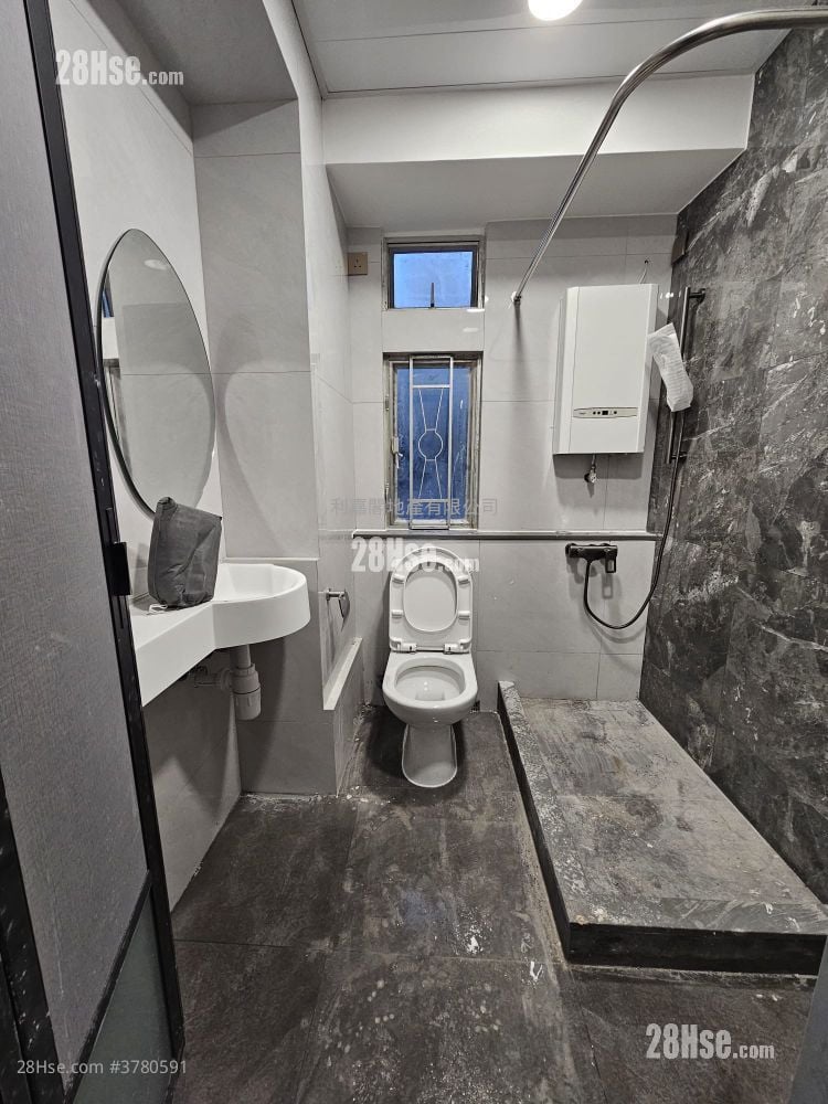 Fook Sing Court Sell 2 Bedrooms , 1 Bathroom 474 ft²