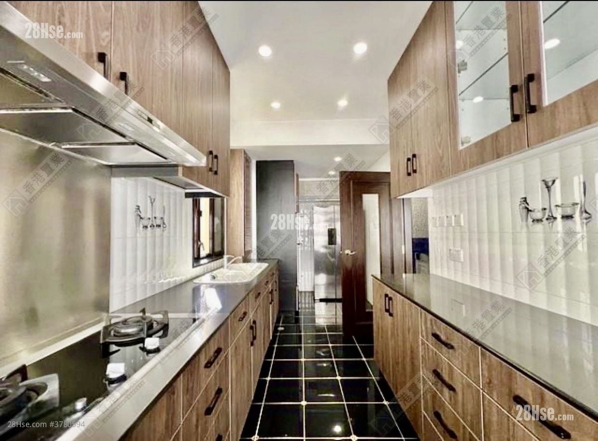 Repulse Bay Heights Sell 3 Bedrooms , 5+ Bathrooms 2,128 ft²