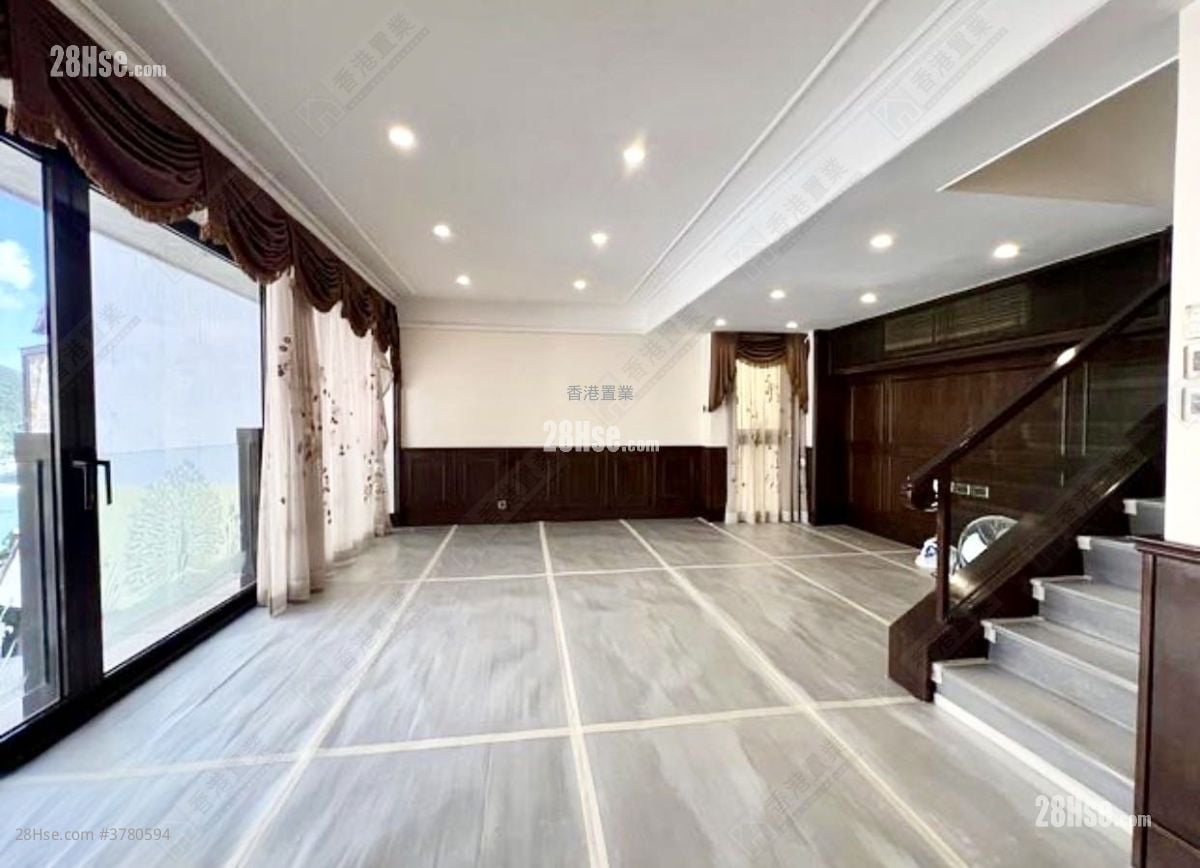 Repulse Bay Heights Sell 3 Bedrooms , 5+ Bathrooms 2,128 ft²