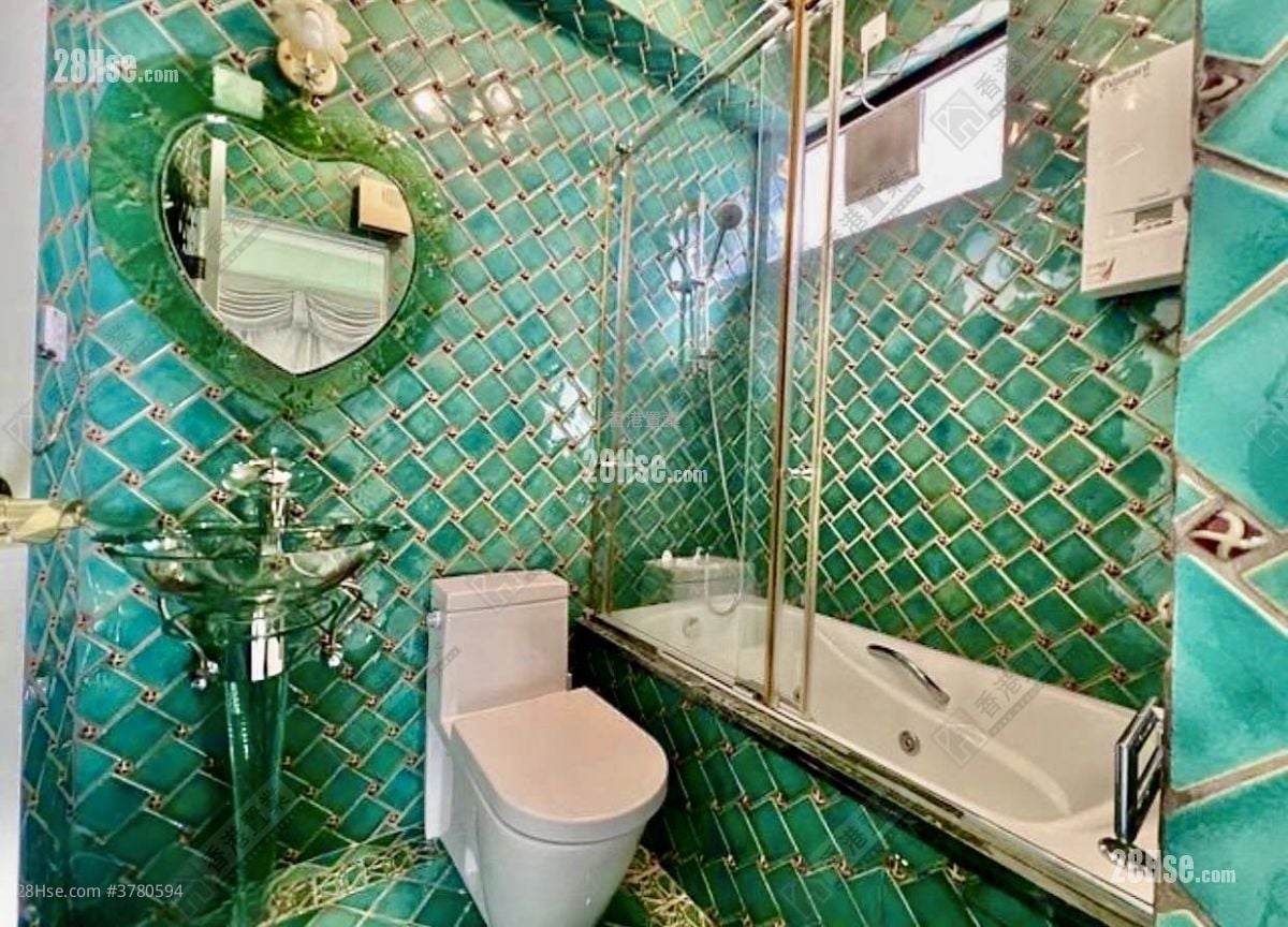 Repulse Bay Heights Sell 3 Bedrooms , 5+ Bathrooms 2,128 ft²