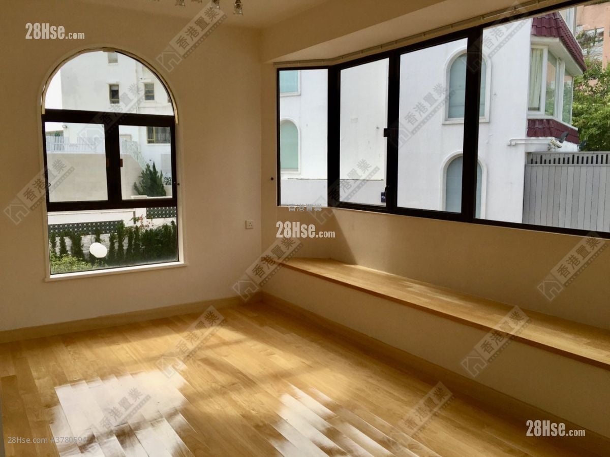 Repulse Bay Heights Sell 3 Bedrooms , 5+ Bathrooms 2,128 ft²