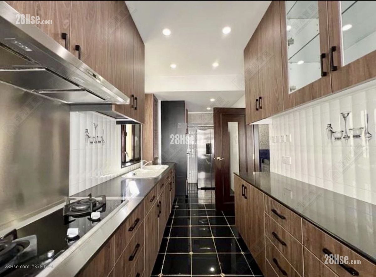 Repulse Bay Heights Sell 3 Bedrooms , 5+ Bathrooms 2,128 ft²