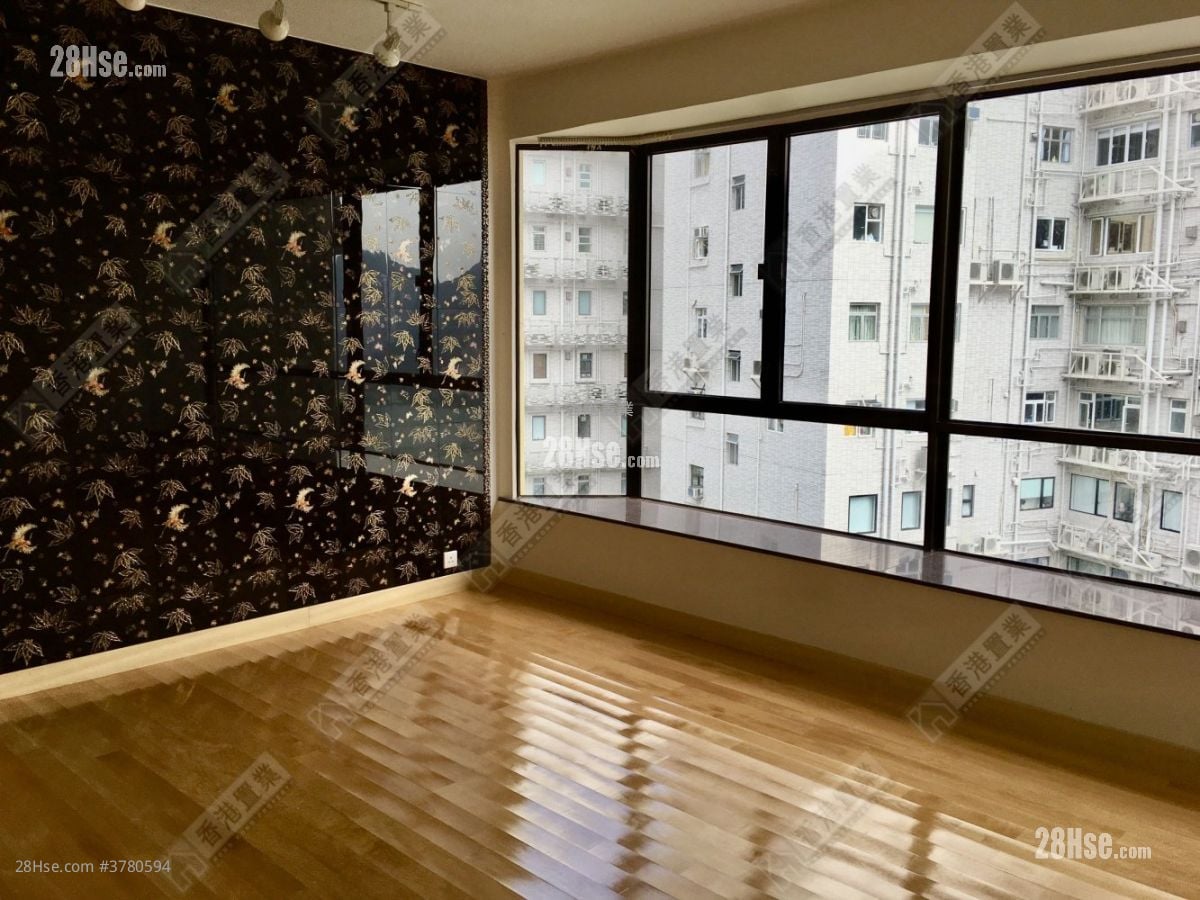 Repulse Bay Heights Sell 3 Bedrooms , 5+ Bathrooms 2,128 ft²