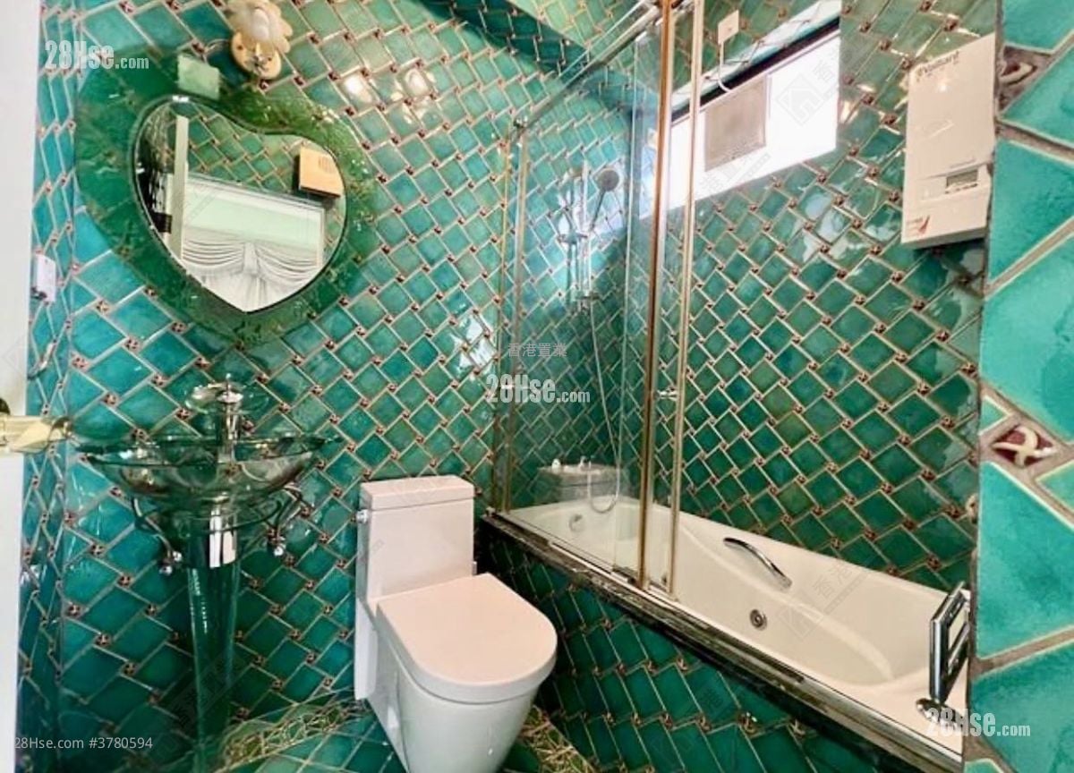 Repulse Bay Heights Sell 3 Bedrooms , 5+ Bathrooms 2,128 ft²