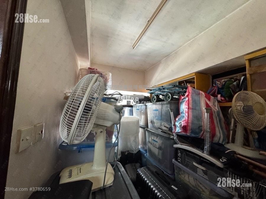 San Po Kong Plaza Sell 2 Bedrooms , 1 Bathroom 461 ft²