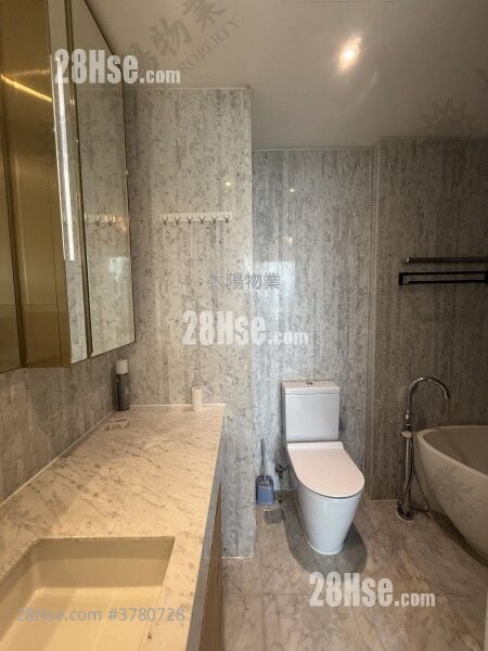 Homantin Hillside Rental 3 Bedrooms 960 ft²