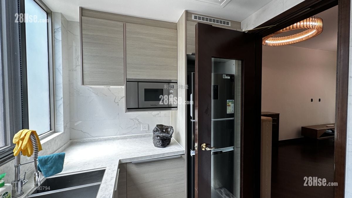 Mayfair By The Sea Rental 3 Bedrooms , 2 Bathrooms 670 ft²