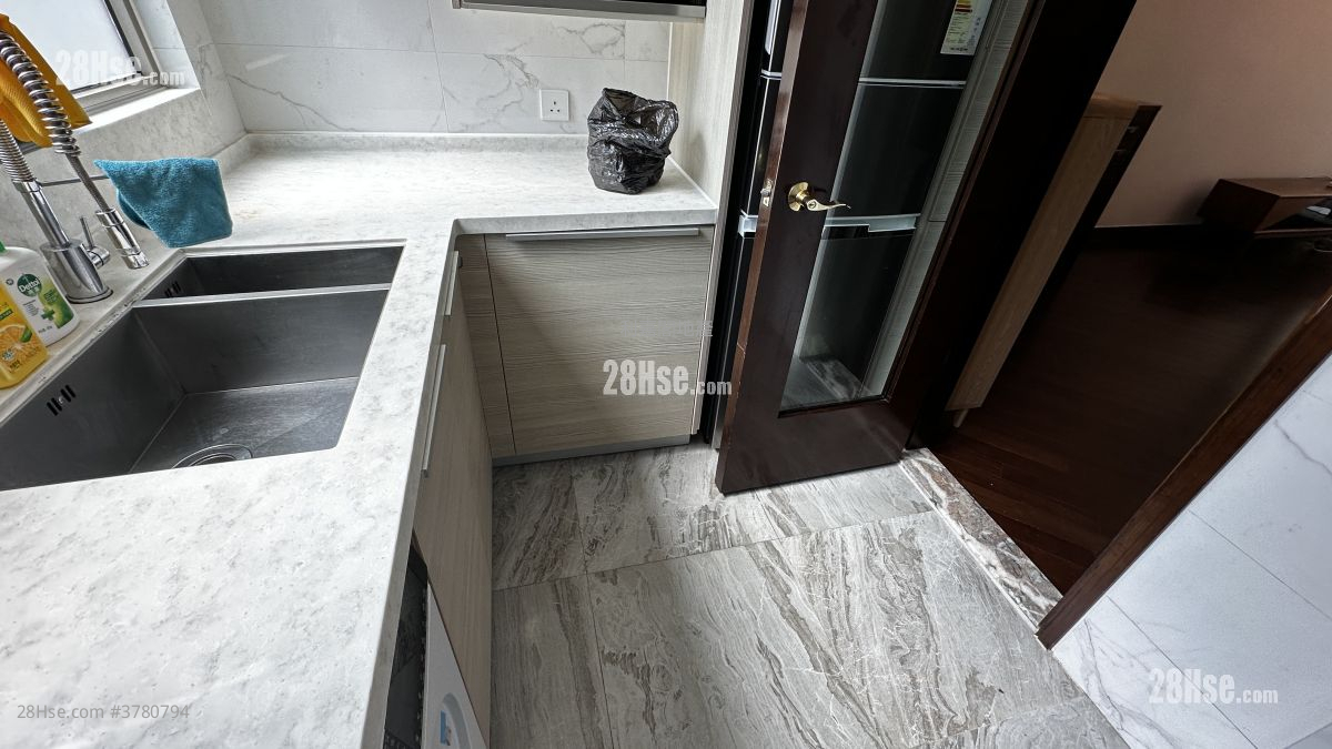 Mayfair By The Sea Rental 3 Bedrooms , 2 Bathrooms 670 ft²