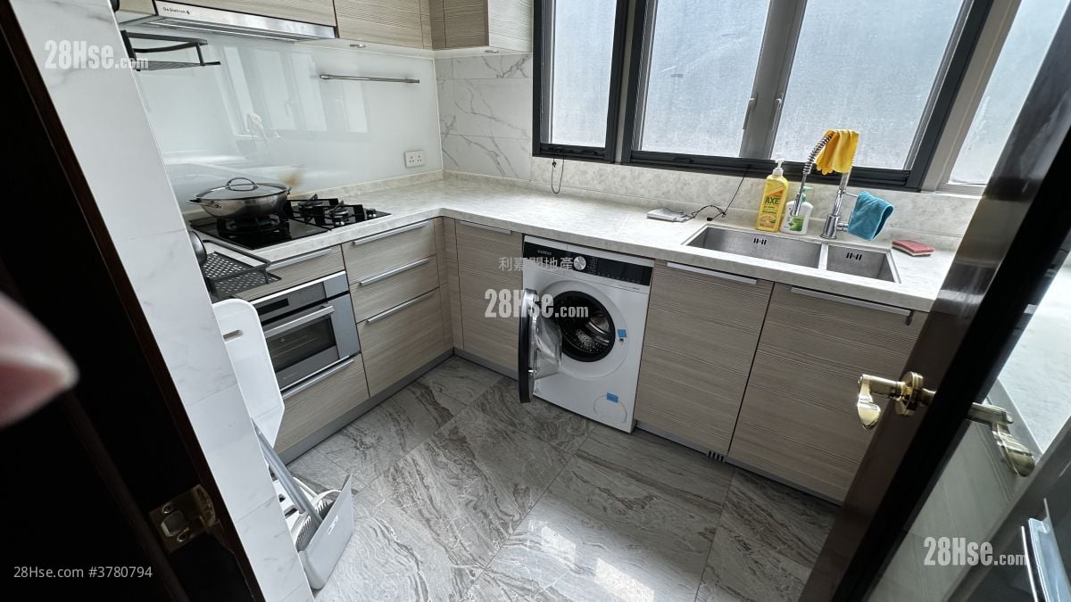 Mayfair By The Sea Rental 3 Bedrooms , 2 Bathrooms 670 ft²