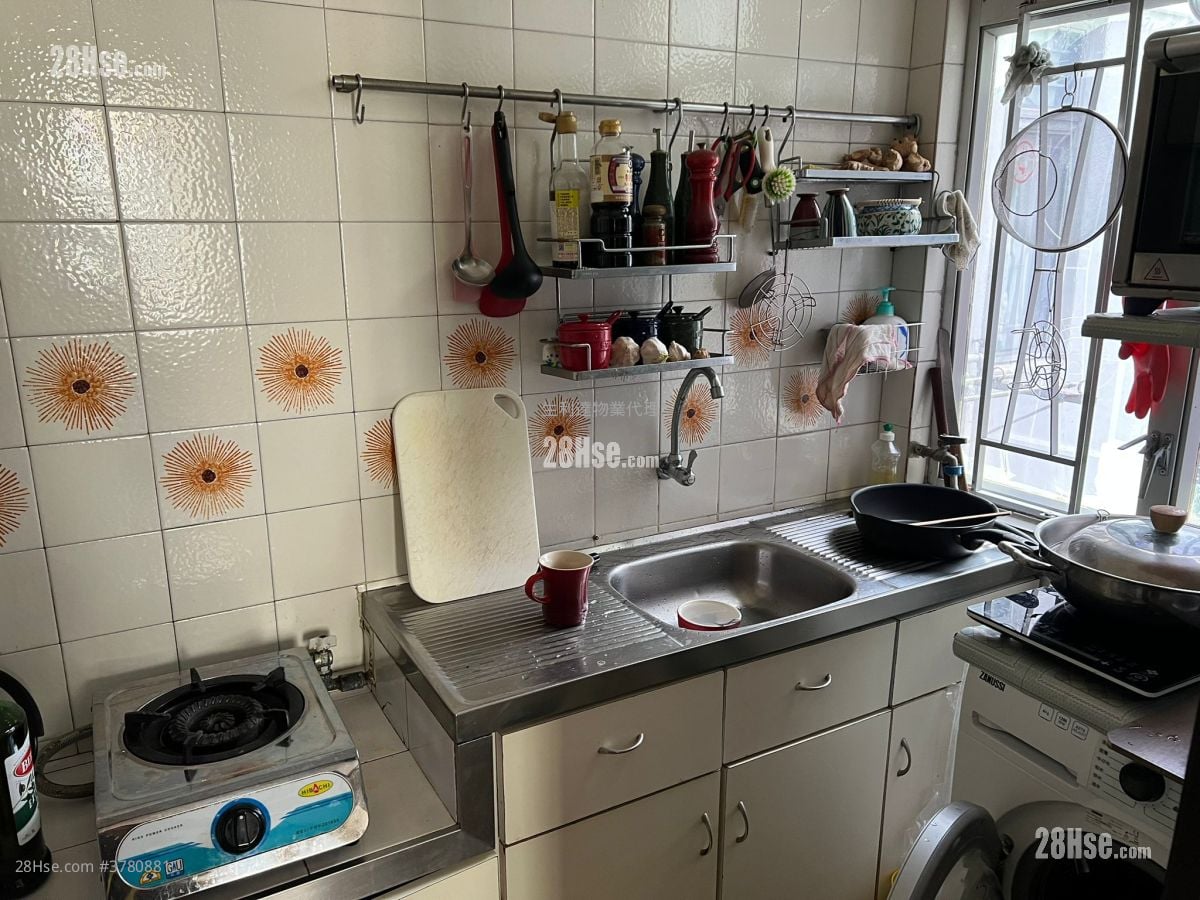 Pau Chung Building Sell 2 Bedrooms , 1 Bathroom 330 ft²