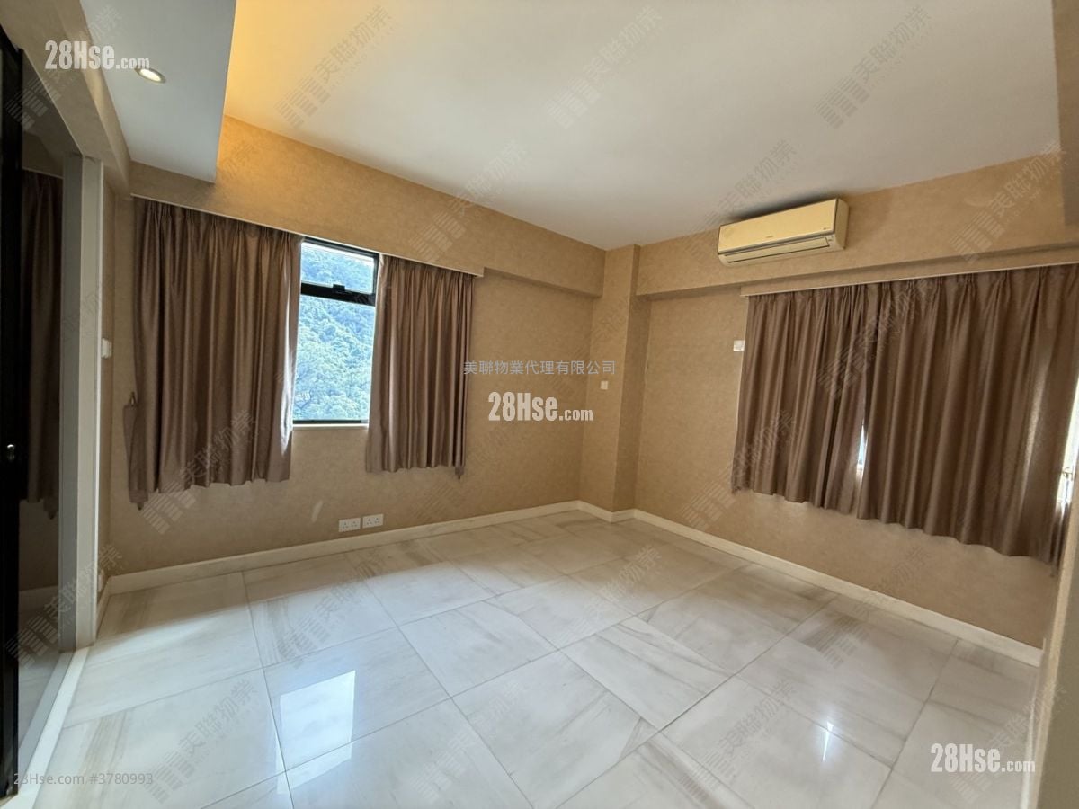 World-Wide Gardens Sell 3 Bedrooms 1,800 ft²