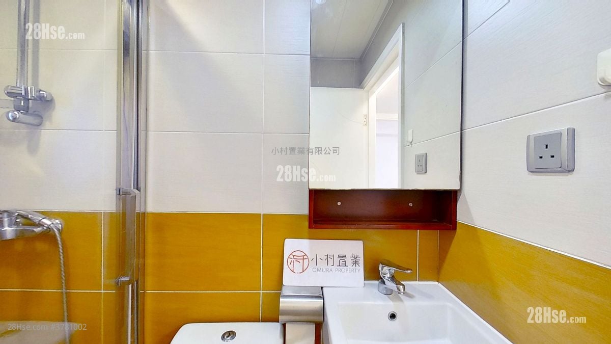 bathroom: Alice Court Rental 3 Bedrooms , 2 Bathrooms 611 ft²