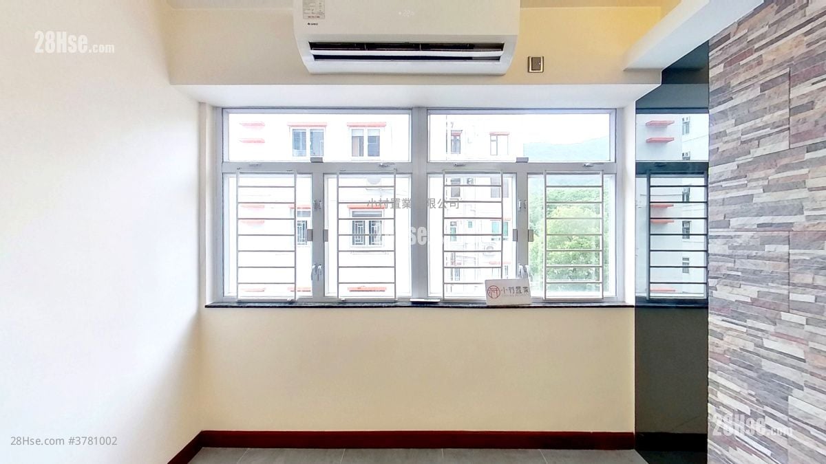 living room: Alice Court Rental 3 Bedrooms , 2 Bathrooms 611 ft²