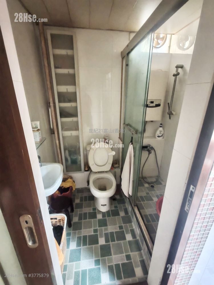 Fung Chuen Court Sell 3 Bedrooms , 1 Bathroom 598 ft²