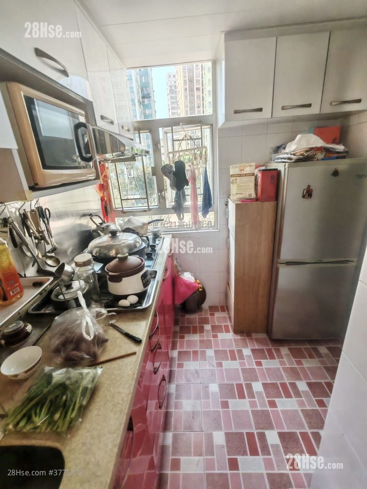 Fung Chuen Court Sell 3 Bedrooms , 1 Bathroom 598 ft²