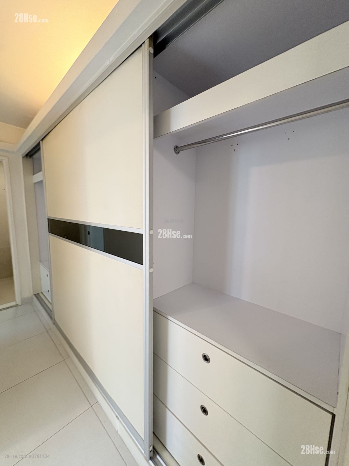 Mei Foo Sun Chuen Sell 3 Bedrooms , 2 Bathrooms 602 ft²